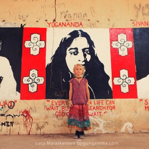 девочка на фоне графити в ашраме битлз в индии