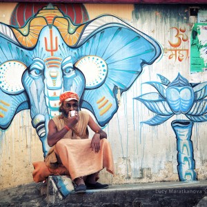 индус на фоне графити на стене в ришикеше в индии