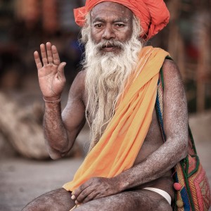 индус с длинной бородой в харидваре в индии