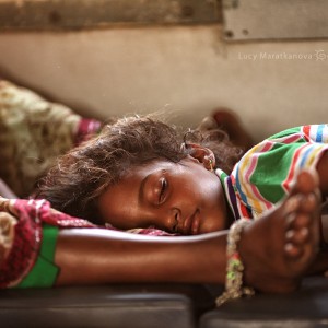 ребенок спит в поезде в индии в варанаси