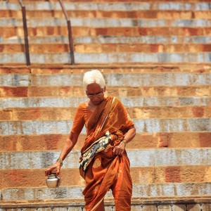 пожилая женщина на ступенях в варанаси в индии