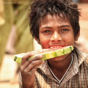 индийский мальчик с арбузом в варанаси в индии