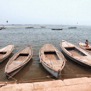 лодки на берегу реки ганг в варанаси в индии