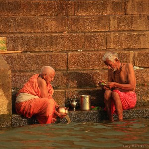 пара стариков на реке ганг в индии в варанаси