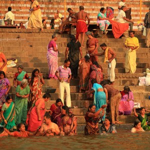 жители варанаси купаются в реке ганг в индии