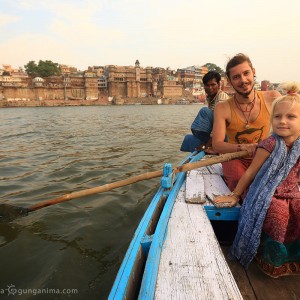 прогулка на лодке по реке ганг в варанаси в индии