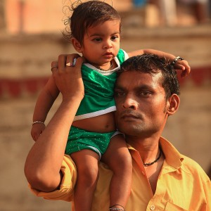 папа с сыном в варанаси в индии