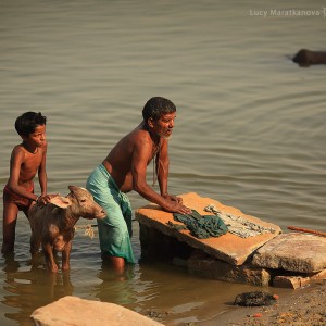 индусы стирают белье в реке в варанаси в индии