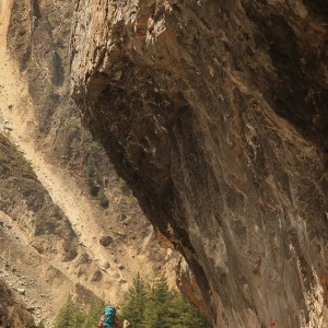 путь через скалы в непале