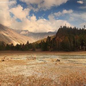 пейзаж на фоне гор в непале