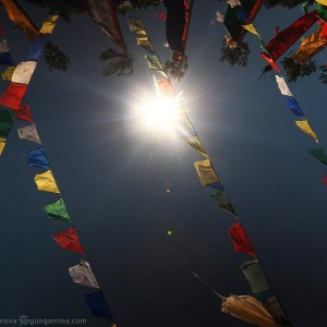 молитвенные флаги в небе в непале