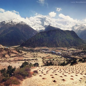 поселение у подножия гор в непале