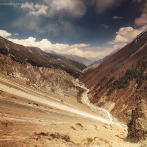 долина в горах непала