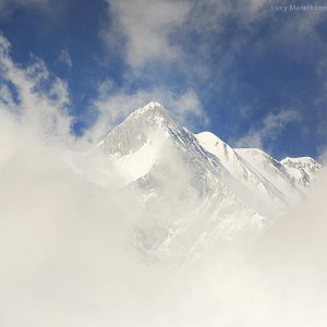 горы и синее небо в непале