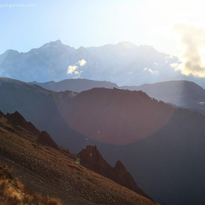 солнце освещает горы в непале