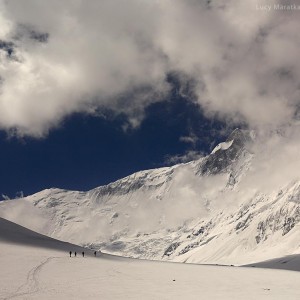 снежные горы вокруг аннапурны в непале