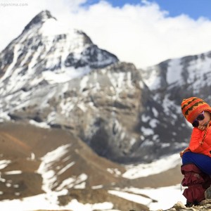девочка сидит на фоне гор в непале