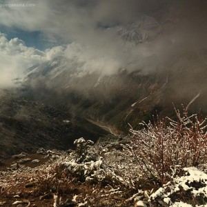 снег на склонах гор в непале