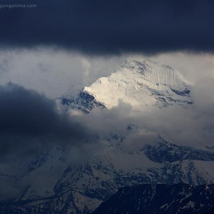гора в облаках в непале