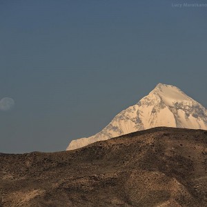 горы и луна днем в непале
