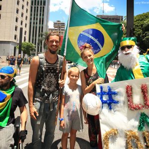 демонстрация в сан пауло бразилии с флагами