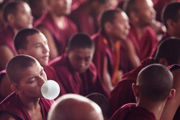 монах со жвачкой во рту на учениях далай ламы в билакуппе в индии