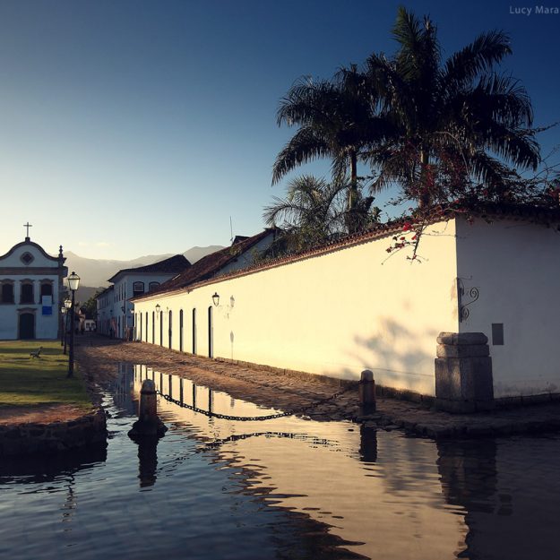 старинная церковь в историческом центре парати в бразилии