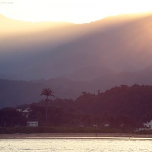 закатное солнце на берегу города парати в бразилии