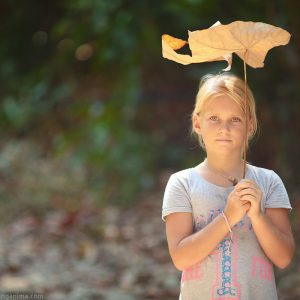 девочка с листиком зонтиком в руках на острове хэвелок в андаманских островах в индии