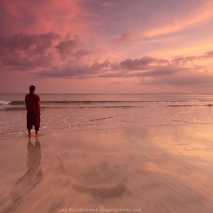 розовый закат на берегу моря на острове хэвелок в андаманских островах в индии