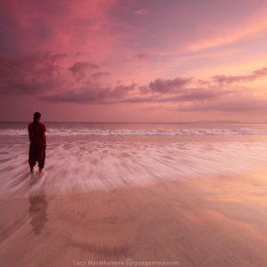 человек на берегу моря на закате на острове хэвелок в андаманских островах в индии