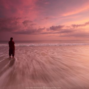 человек смотрит на розовый закат на море на острове хэвелок в андаманских островах в индии