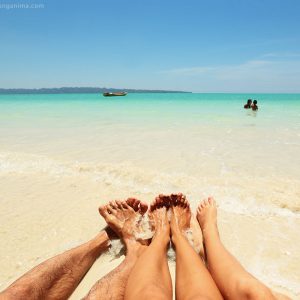 семейное селфи с ногами на фоне пляжа и моря на острове хэвелок в андаманских островах в индии