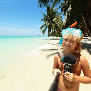девочка делает селфи в плавательной маске на фоне пляжа на острове хэвелок в андаманских островах в индии