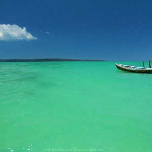 лодка посреди бирюзового моря у острова хэвелок в андаманских островах в индии