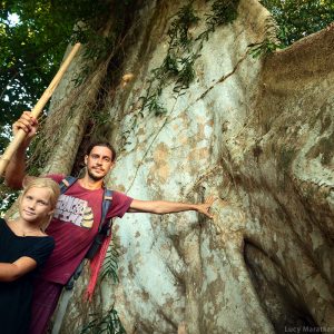двое в джунглях у очень большого дерева на острове хэвелок в андаманских островах в индии