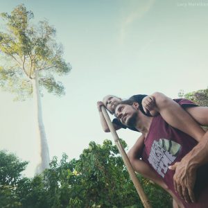 двое на прогулке по джунглям на острове хэвелок на андаманских островах в индии