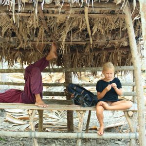 двое отдыхают на привале на андаманских островах в индии