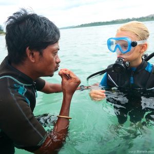 детский инструктаж по подводному плаванию для ребенка на андаманских островах в индии