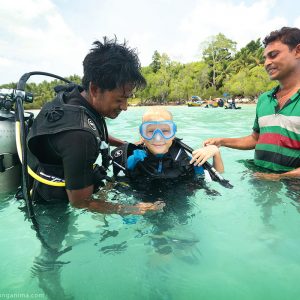 инструктаж по дайвингу для ребенка на андаманских островах в индии