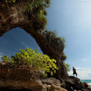 Необычная скала на острове Нил в Андаманских островах в Индии