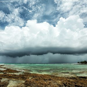 Большое облако муссонный дождь на острове Нил в Андаманских островах в Индии