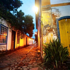 город парати при свете фонарей в историческом центре в бразилии