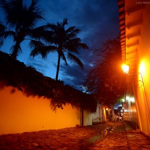 вечерний город парати в бразилии