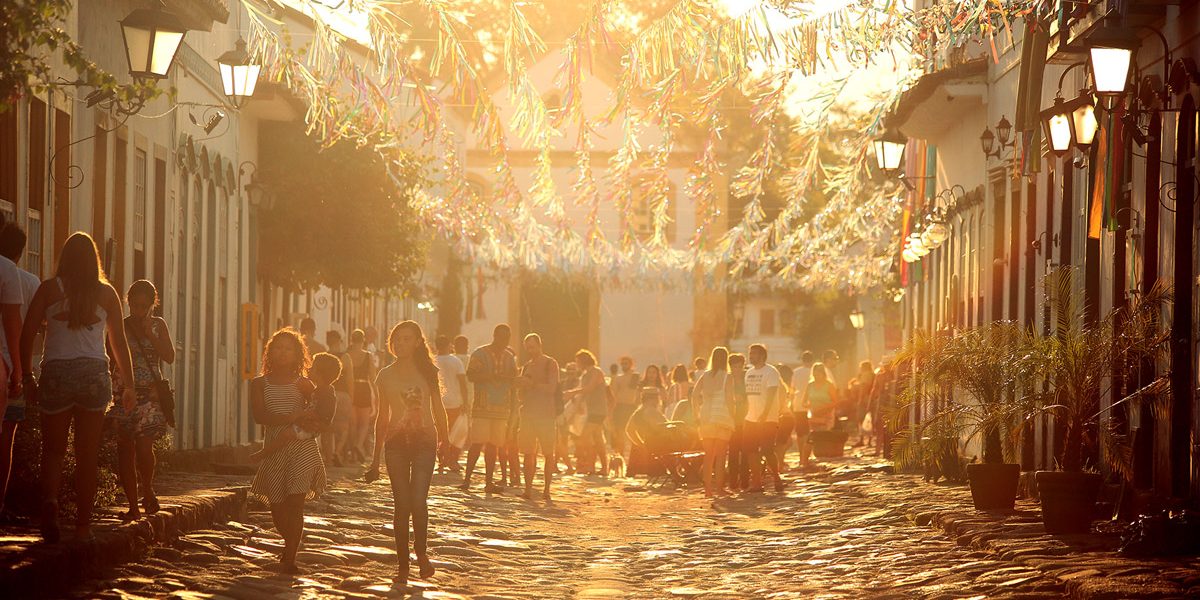 карнавал в парати в лучах закатного солнца в бразилии