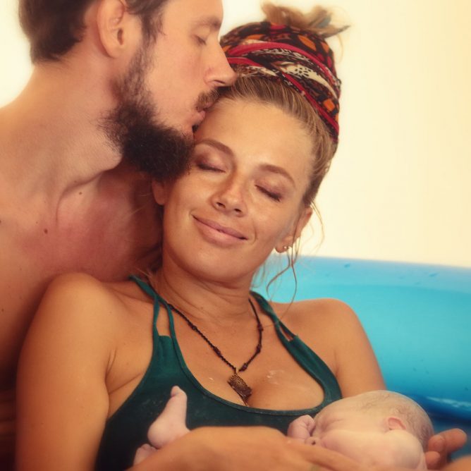 home partner childbirth in water in paraty in brasil